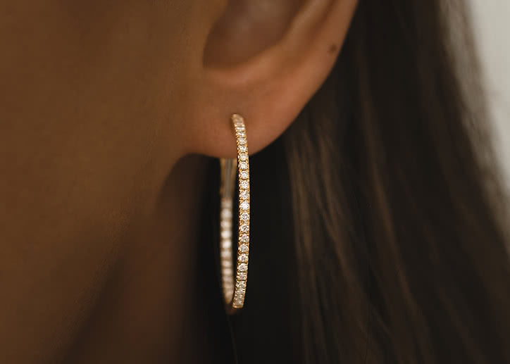 Round hoop earrings in 18K gold with lab-grown diamonds